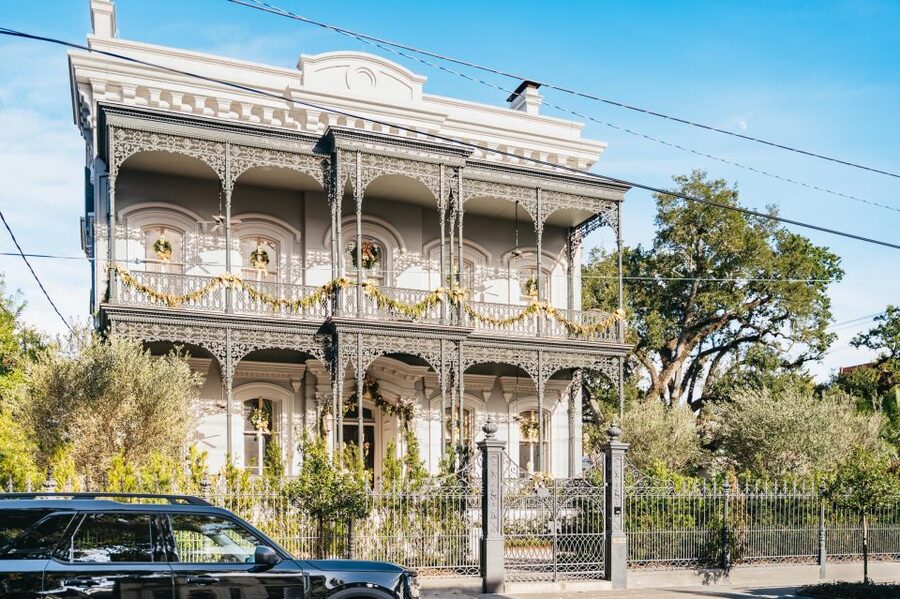 New Orleans: Garden District Guided Walking Tour - Reading the ornate homes and gardens