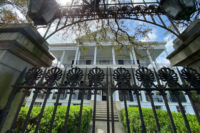 New Orleans: Garden District Tour - Why the Garden District feels so different from the French Quarter