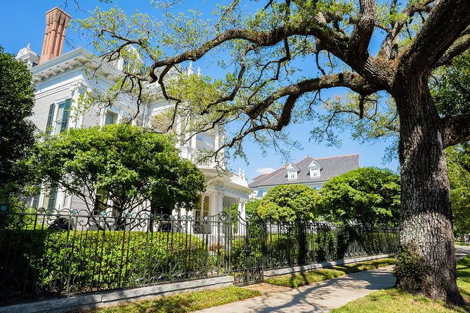 New Orleans: Garden District Tour - Reading the homes along Prytania Street