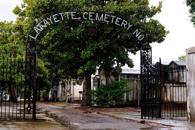 New Orleans: Garden District Tour - Homes linked to Anne Rice, John Goodman, and more