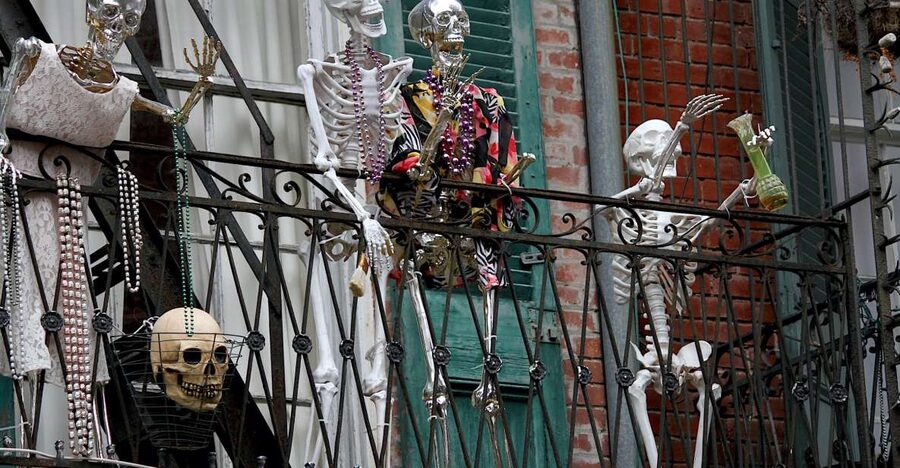 New Orleans: Haunted Pub Crawl - A ghost tour with a drink in your hand