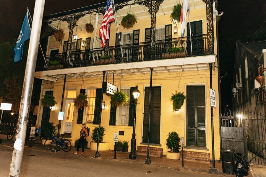 New Orleans: Haunted Pub Crawl - Pirates Alley and the smaller story stops