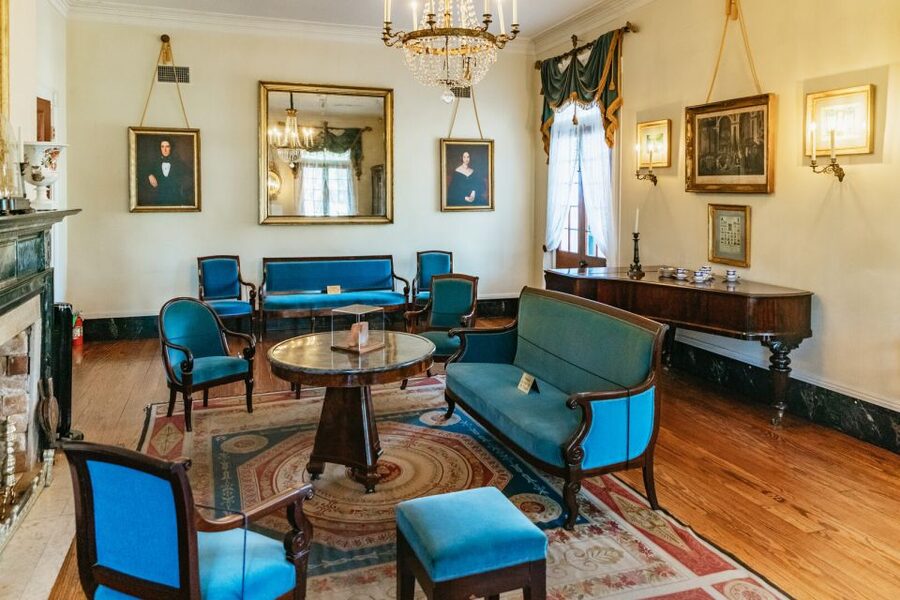 New Orleans: Oak Alley Plantation & Airboat Swamp Combo Tour - Getting out of New Orleans by bus or van