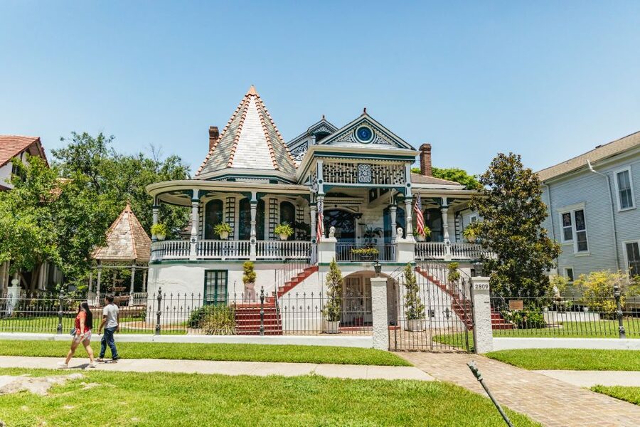 New Orleans: Sightseeing Bus Tour - The Garden District, Magazine Street, and celebrity homes