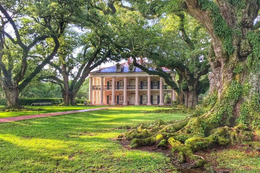 New Orleans: Swamp Boat Ride & Oak Alley Plantation Tour - The plantation grounds tell a fuller story
