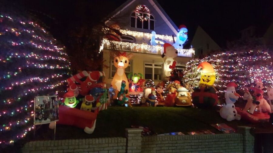 New York City: Dyker Heights Christmas Lights Tour - DUMBO, the Manhattan Bridge, and a fast final photo stop