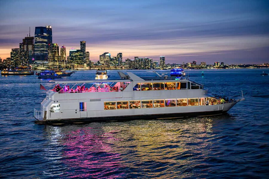 New York City: Gourmet Dinner Cruise with Live Music - What kind of New York evening this is