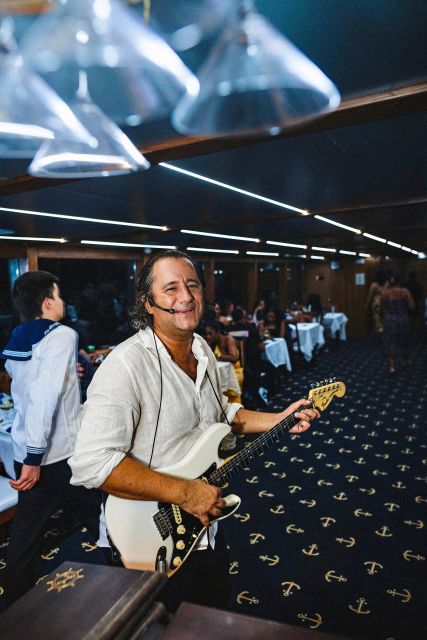 New York City: Gourmet Dinner Cruise with Live Music - Regular or VIP: the choice affects the music as much as the drinks