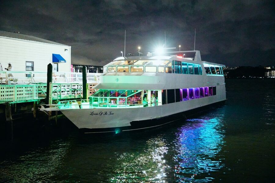 New York City: Gourmet Dinner Cruise with Live Music - Pier 36 and the first half-hour