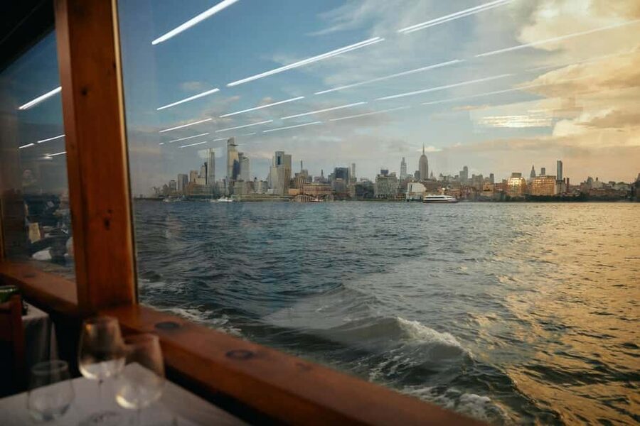 New York City: Gourmet Dinner Cruise with Live Music - Manhattan Bridge and Brooklyn Bridge: a strong opening
