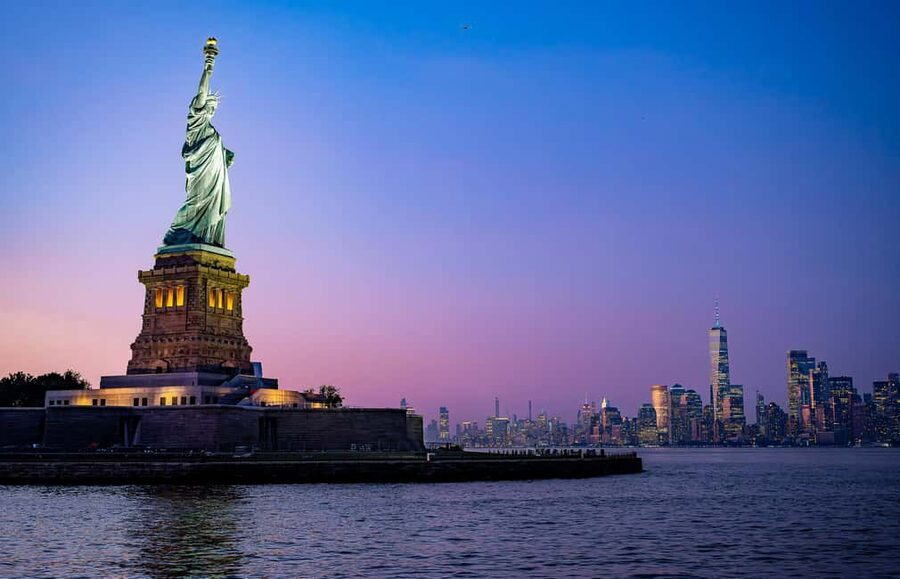 New York City: Gourmet Dinner Cruise with Live Music - Live music, dancing, and the mood onboard