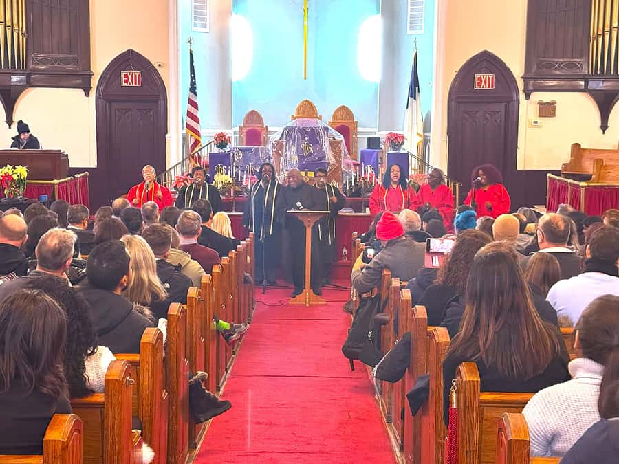 New York City: Harlem Gospel Live Music Concert - Why this Harlem gospel concert works so well