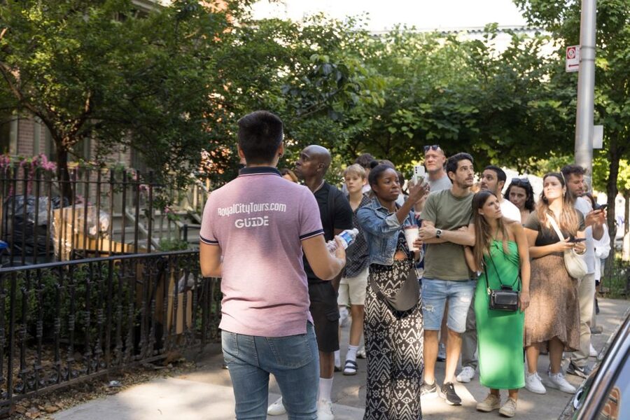 New York City: Tour of Manhattan, Bronx, Queens & Brooklyn - The vehicle, guides, and group experience