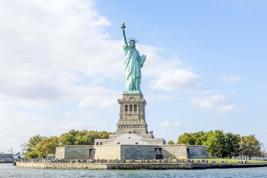 NYC: Circle Line 1-Hr Statue of Liberty Skip-The-Line Cruise - Midtown from the water: Empire State Building, Chrysler Building, and High Line