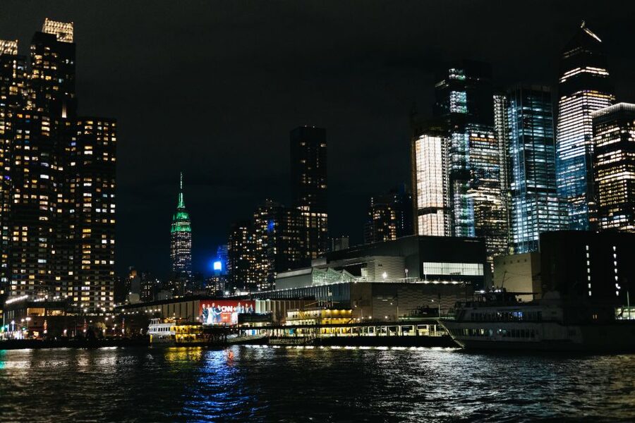 NYC: Circle Line 2h Harbor Lights Cruise Skip-The-Box-Office - The guides are a major part of the value
