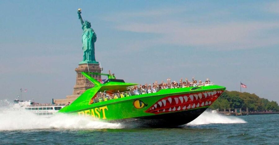 NYC: Circle Line "The Beast" Midtown/Downtown Speedboat Ride - Leaving Manhattan at full speed