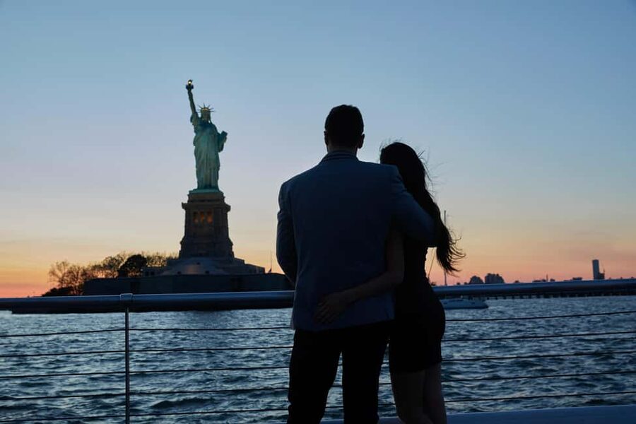 NYC: City Cruises Luxury Brunch, Lunch or Dinner Cruise - Music, dancing, and the onboard atmosphere