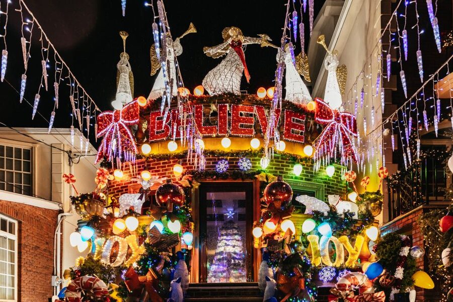 NYC: Dyker Heights Christmas Lights & Skyline View Bus Tour - Why Dyker Heights works best with a bus tour