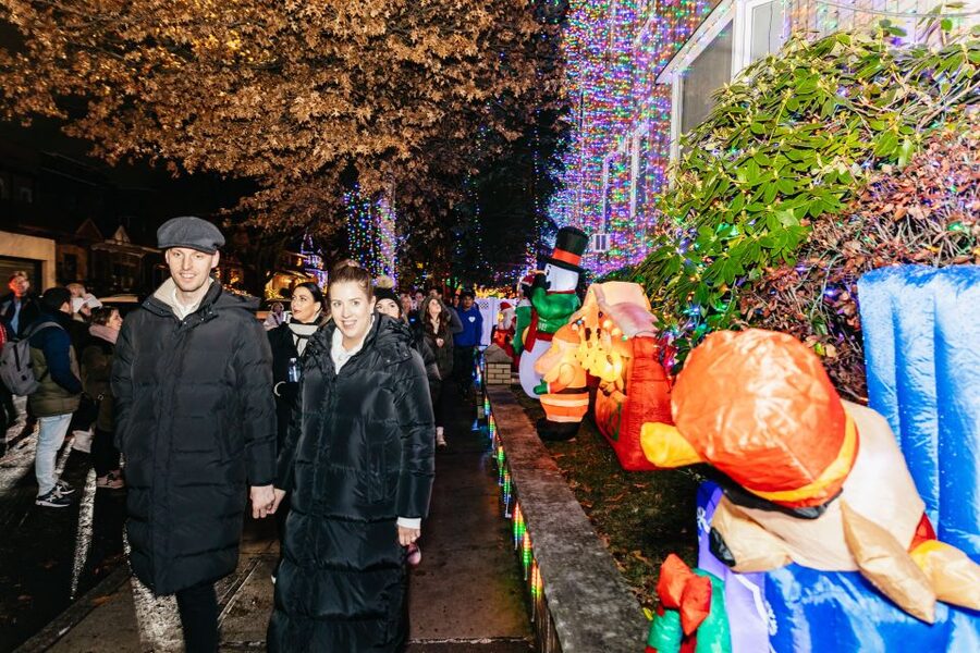 NYC: Dyker Heights Christmas Lights & Skyline View Bus Tour - The scenic ride back along the East River