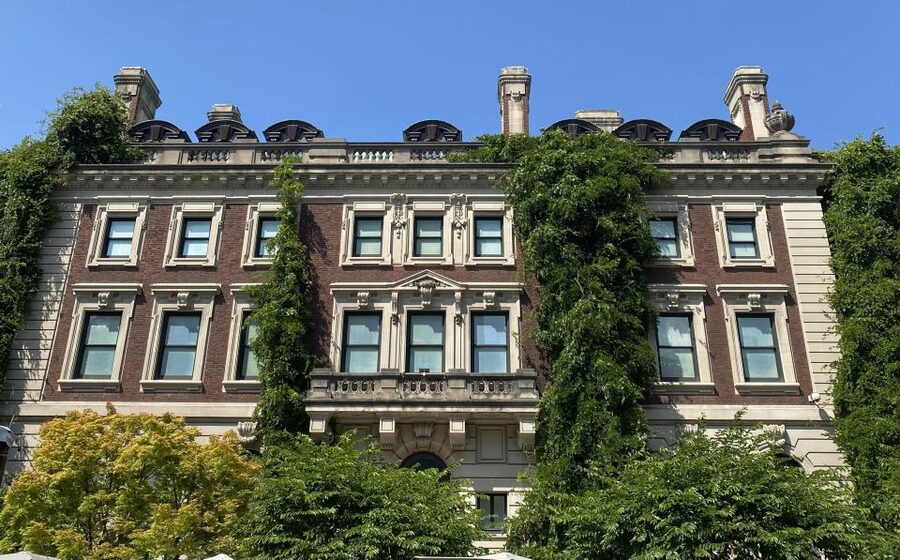 NYC: Gilded Age Mansions Guided Tour - Using photographs to see the mansions that disappeared