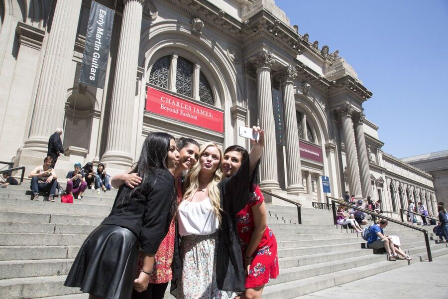 NYC: Gossip Girl Sites Bus Tour - The Met Steps and a proper fan photo