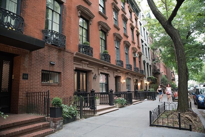 NYC: Greenwich Village Food Tour with 6 Locals Favorites Dishes - Greenwich Village history between bites