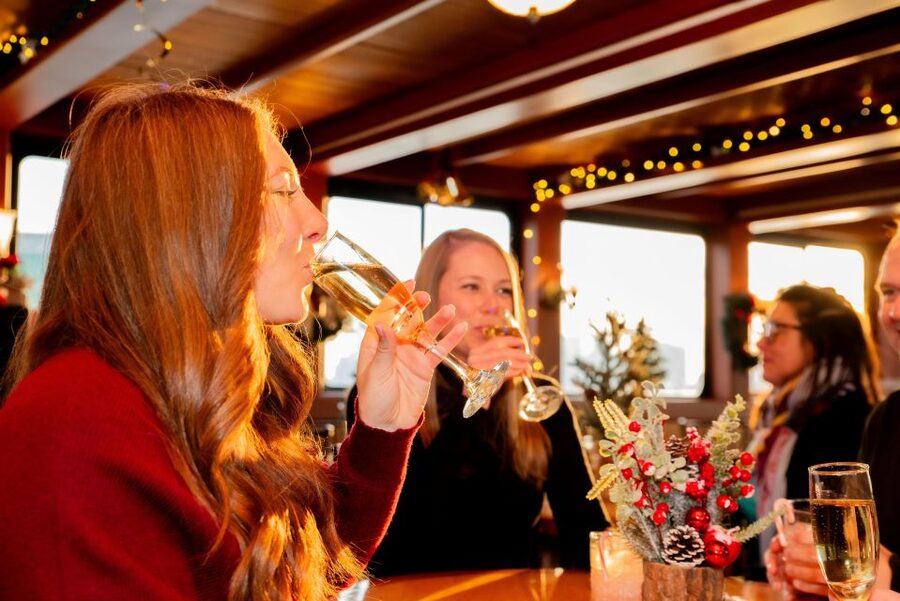 NYC: Holiday Yacht Cruise with Jazz, Cocoa & Carols - Jazz, carols, and a comfortable volume