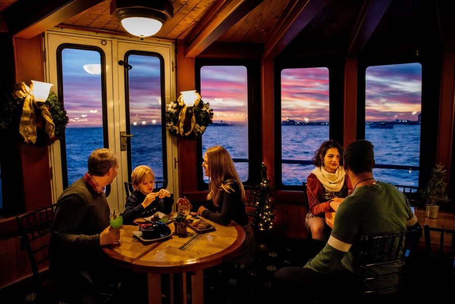 NYC: Holiday Yacht Cruise with Jazz, Cocoa & Carols - Why the night skyline works so well