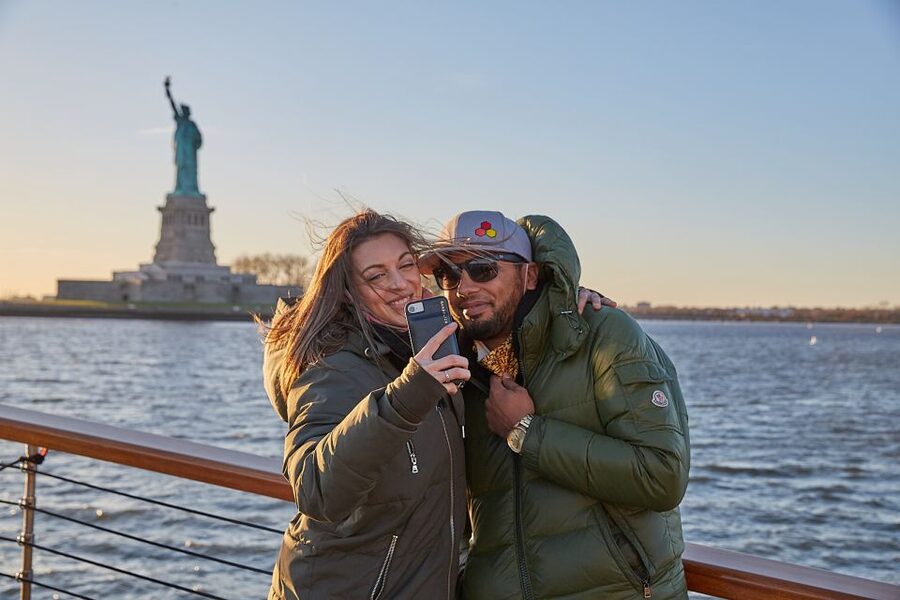 NYC: Holiday Yacht Cruise with Jazz, Cocoa & Carols - Inside Manhattan and Manhattan II
