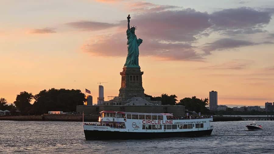 NYC: Statue of Liberty Sunset Cruise Skip-the-Line Ticket - Pier 16 and the boarding process
