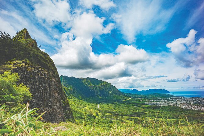 Oahu Deluxe Grand Circle Island Tour - Nuʻuanu Pali pairs a dramatic view with history