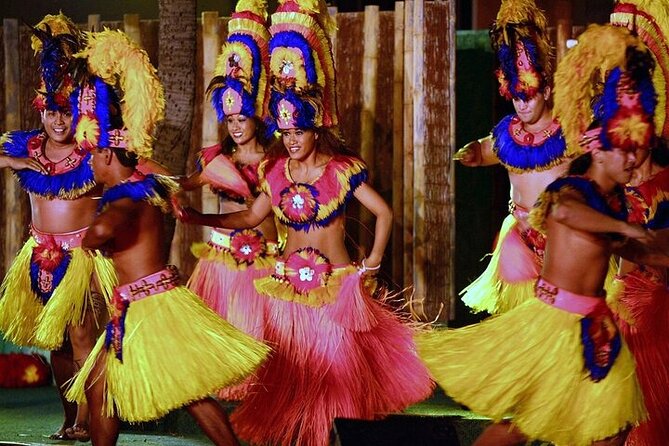 Oahu: Germaine's Luau - Arriving early for flowers, tattoos, and photos