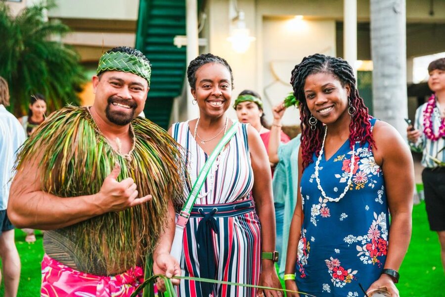 Oahu: Ka Moana Luau Dinner and Show at Aloha Tower - Drinks range from basic refreshments to island cocktails