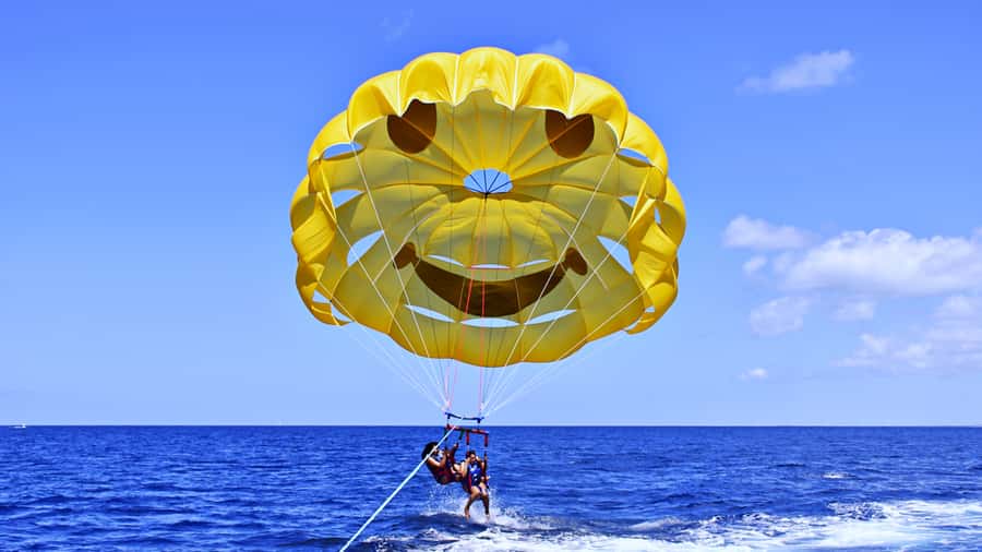 Oahu: Waikiki Parasailing - Safety, equipment, and limits