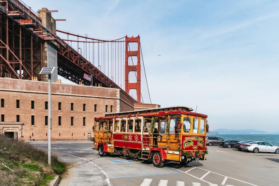 San Francisco: Movie Filming Locations Bus Tour - North Beach, Nob Hill, and Union Square