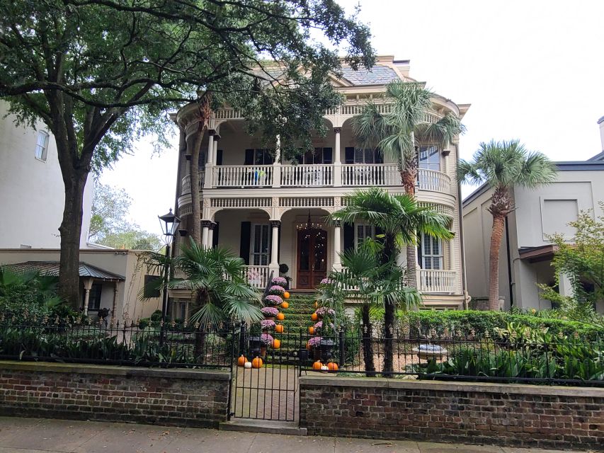 Savannah: Old Town Hop-On Hop-Off Trolley Tour - The first three stops: start at the visitor center