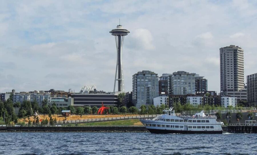 Seattle: Harbor Cruise with Local Guide - T-Mobile Park and Smith Tower