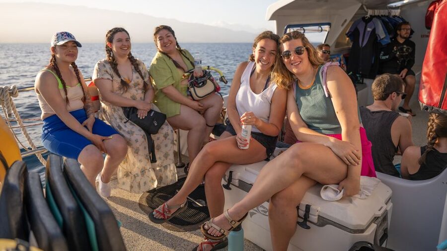 South Maui: Molokini & Turtle Town Snorkeling Tour with Meal - The crew is a major part of the experience