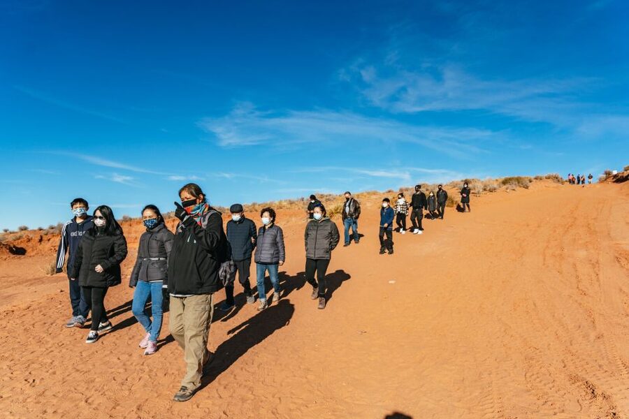 Vegas: Antelope Canyon & Horseshoe Bend Tour at Golden Hour - Guides, languages, and group comfort
