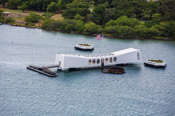 WWII Pearl Harbor Heroes Deluxe Tour - USS Bowfin shows the cramped side of naval war